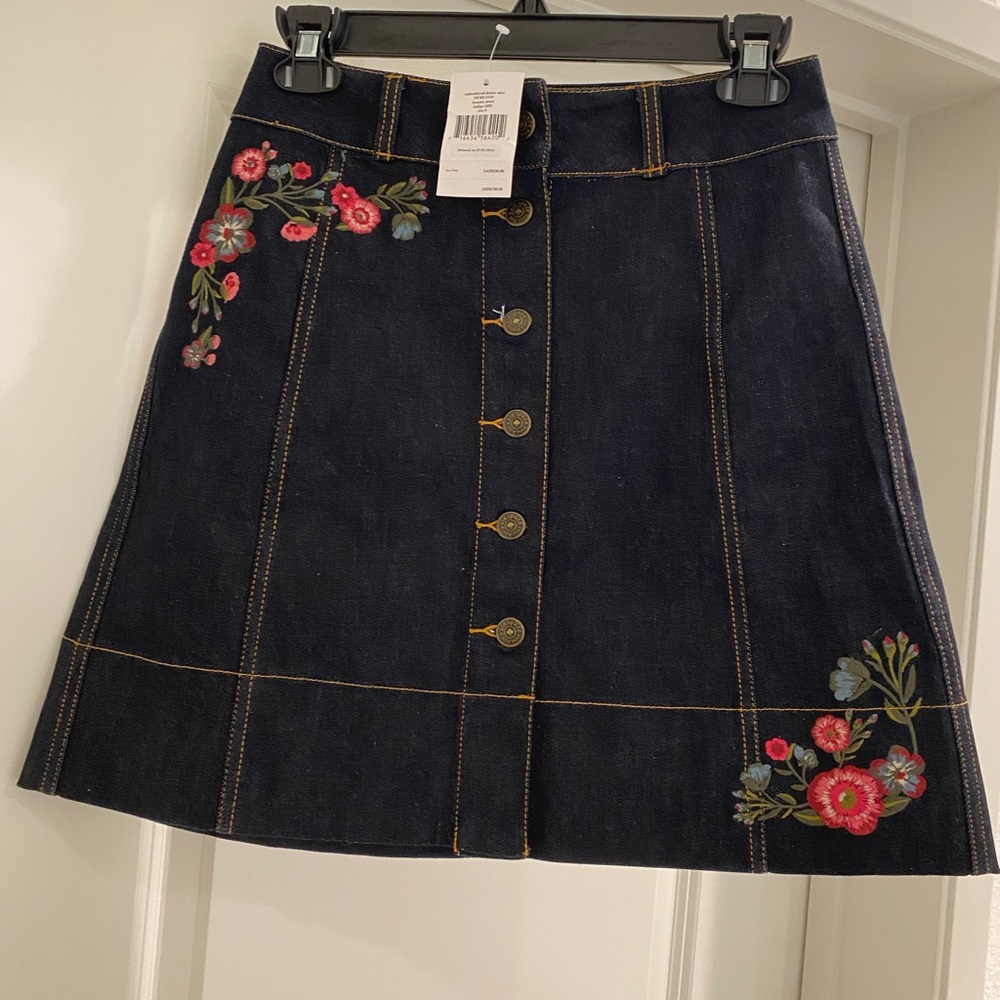Kate Spade New Denim A-line Button Front Skirt w/ Floral Embroidery. Size 0